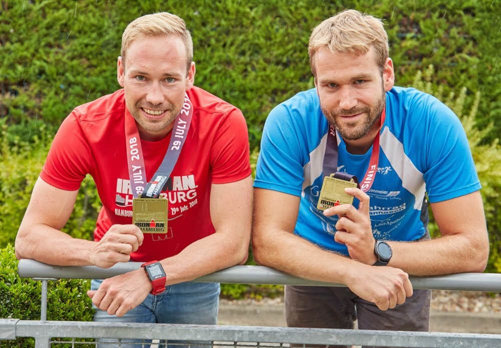 Patrick Gonschorek (links) und Maik Löwe präsentieren stolz ihre Finisher-Medaillen.