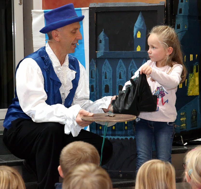 Magische Kräfte: Mia (5) zaubert mit Michael Schreiber viele Münzen in den Lederbeutel.