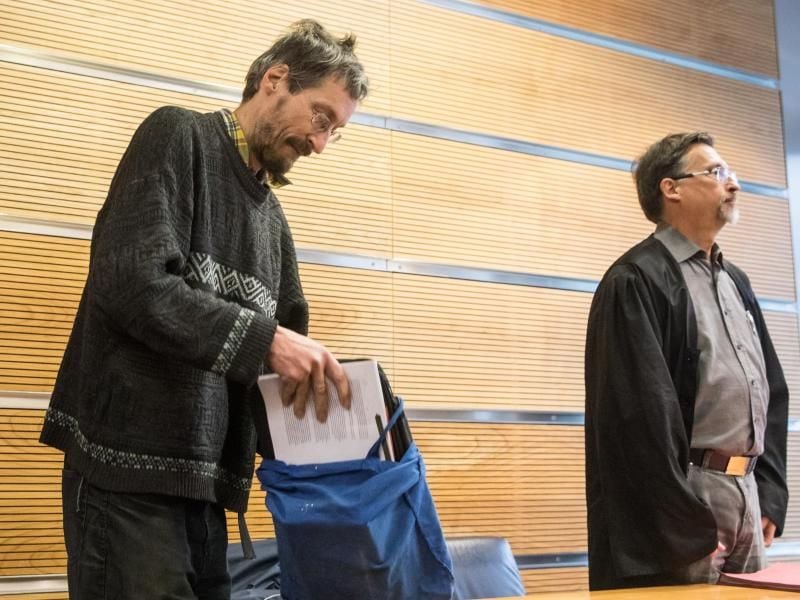 Darf doch nicht umsonst fahren: Der Umweltaktivist Jörg Bergstedt (l.) im Oberlandesgericht Frankfurt neben seinem Anwalt Tronje Döhmer. Foto: Frank Rumpenhorst