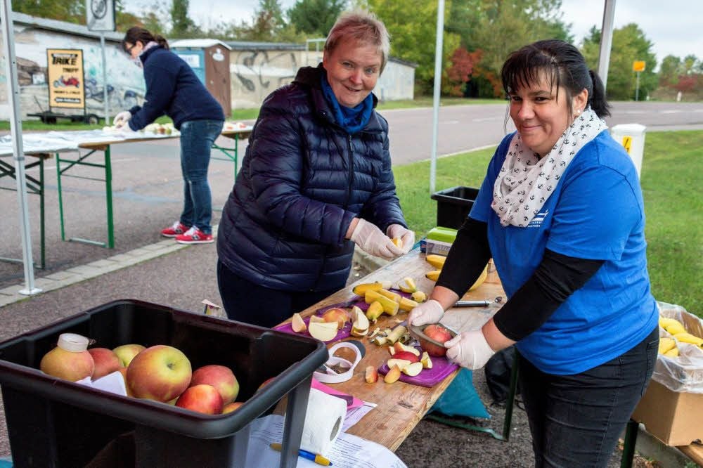 Veronika Böckelmann und Andreas Kaiser (r.) kümmerten sich ums Obst.