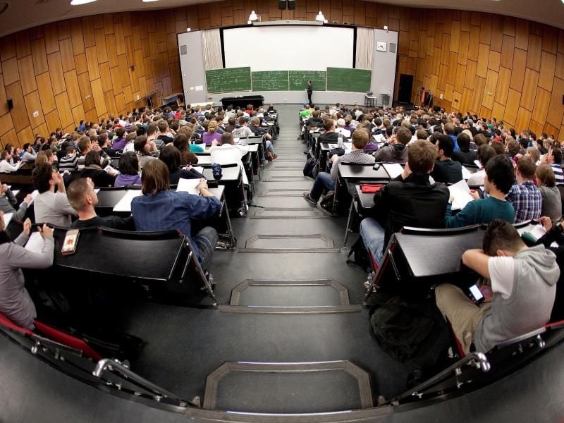 Führt der Weg in den Hörsaal nicht über die reguläre Bewerbung, bleibt als Alternative noch die Studienplatzklage. Das ist jedoch ein unsicherer und vor allem kostspieliger Weg. Foto: Kai Remmers