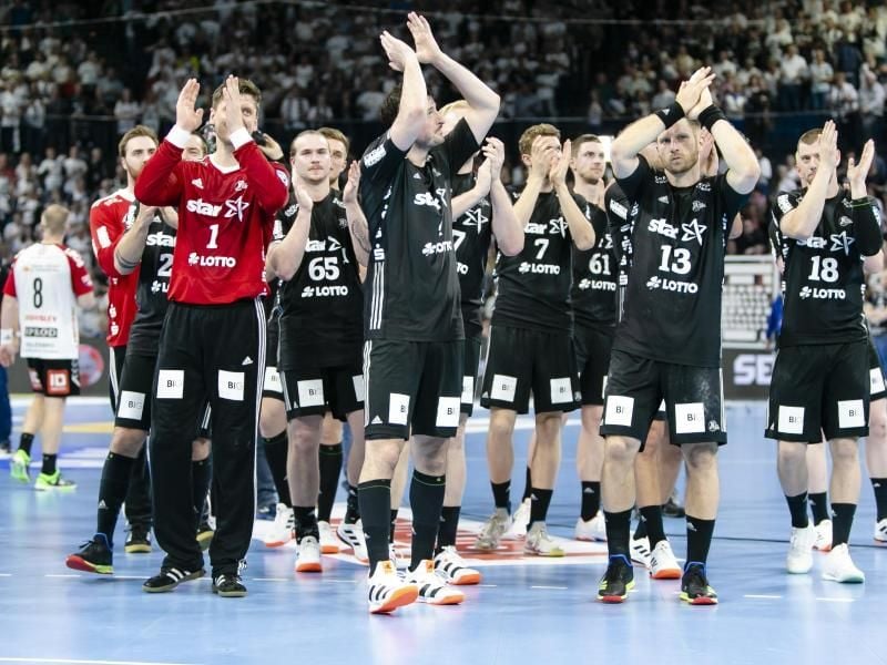 Die Kieler Handballer feiern den Einzug ins EHF-Pokalfinale. Foto: Frank Molter