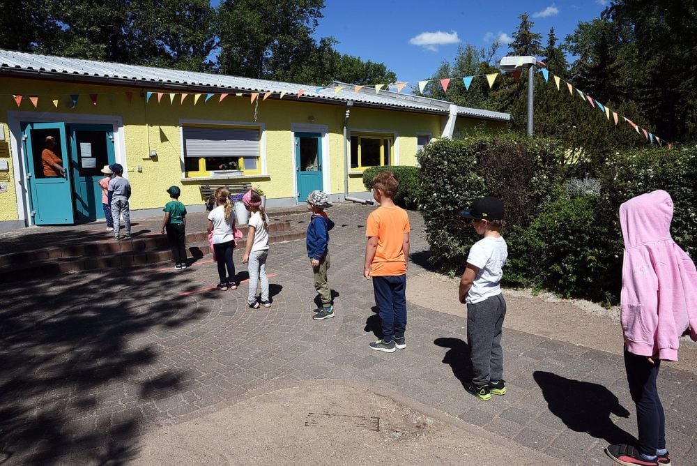 Abstand halten: Kinder aus der Kita „Bummi“ in Aken zeigen, wie Kindergartenbesuche unter Corona-Bedingungen funktionieren sollen.