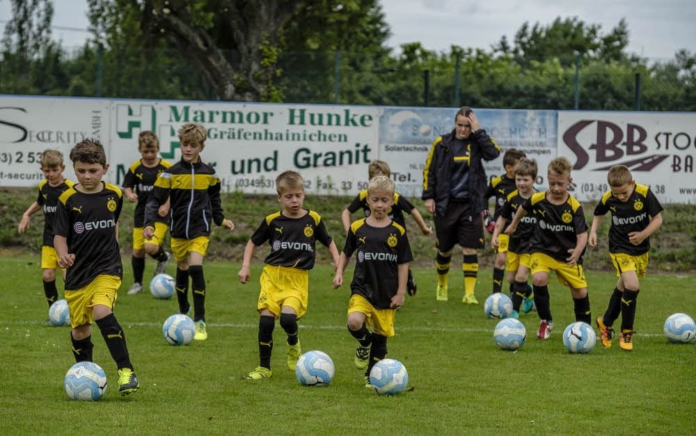 Ungewohntes Bild am Montag im Gräfenhainichener Sportforum: Beim Fußball-Training dominieren die Farben Schwarz und Gelb.