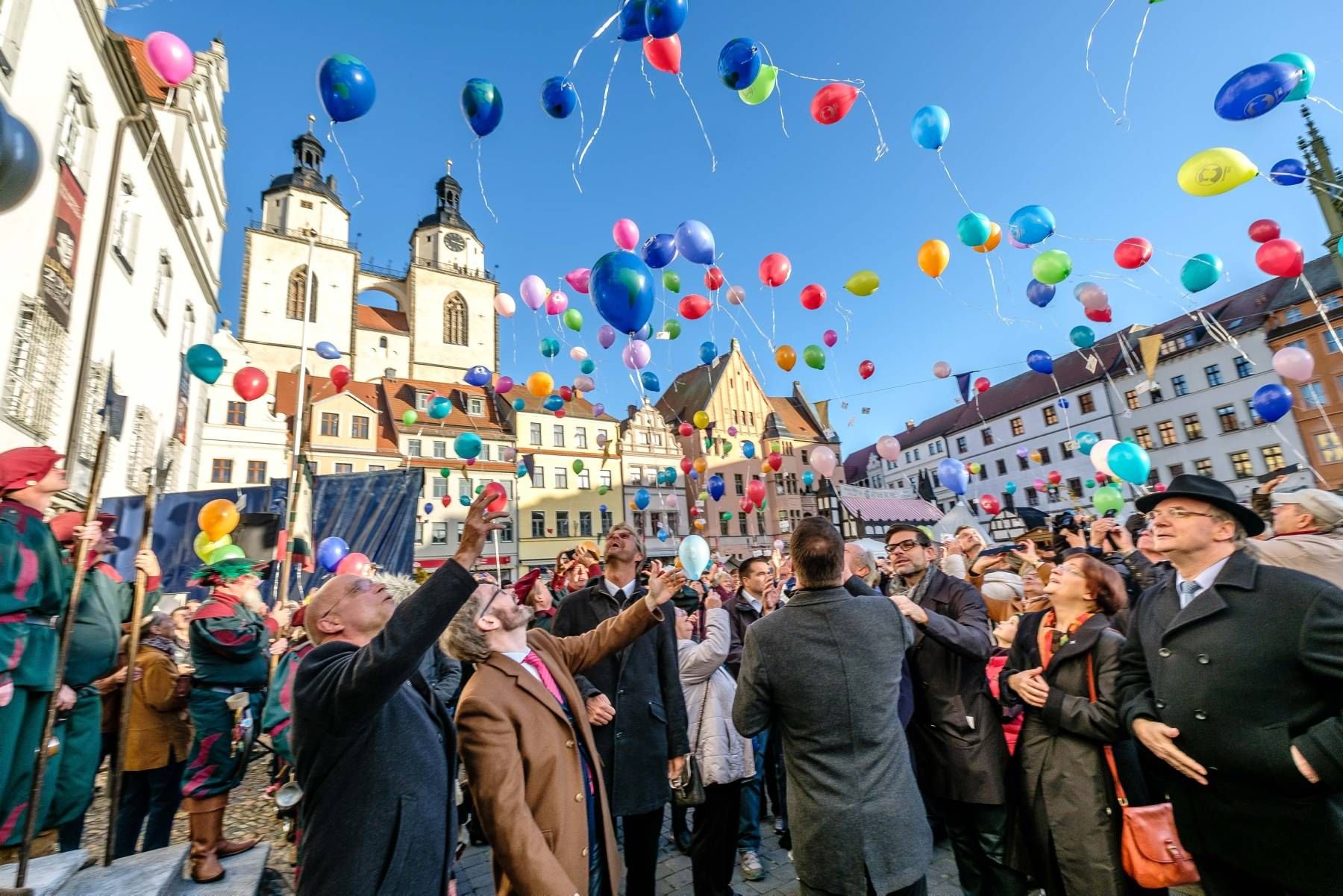 500 Luftballons sind an diesem Sonntag um 15.17 Uhr vom Marktplatz zum Himmel hoch aufgestiegen.