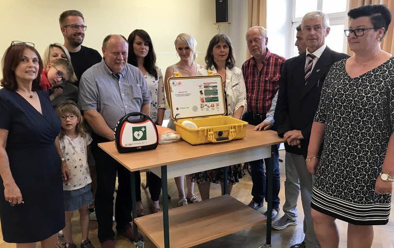 Bei der Vorstellung der neuen Errungenschaft - eines Defibrillators - im Piesteritzer Lucas-Cranach-Gymnasium