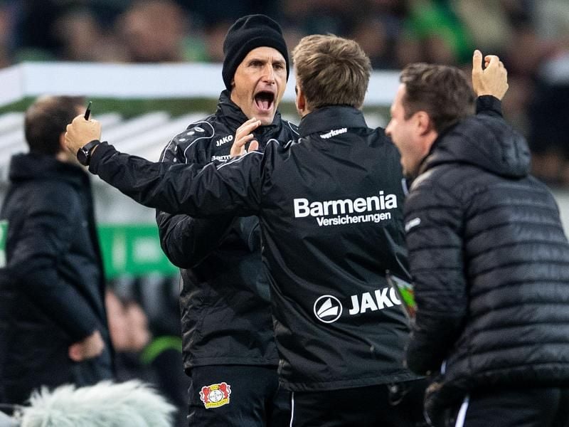 Heiko Herrlich (l) feierte mit Leverkusen den zweiten Sieg in Folge. Foto: Marius Becker