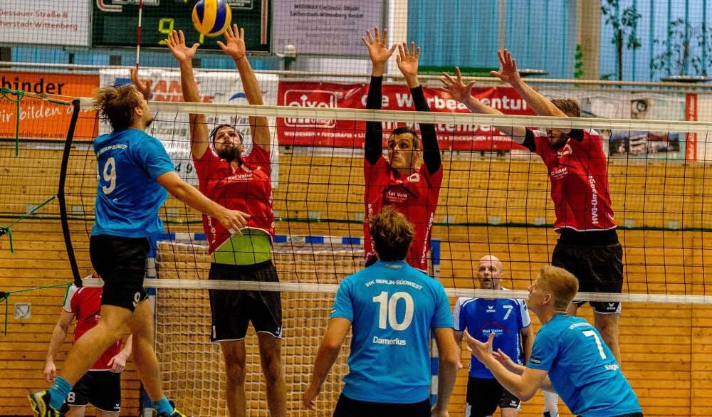 Ob die Volleyballer des MTV Wittenberg, hier als Dreierblock, künftig Regionalliga spielen, steht in den Sternen.