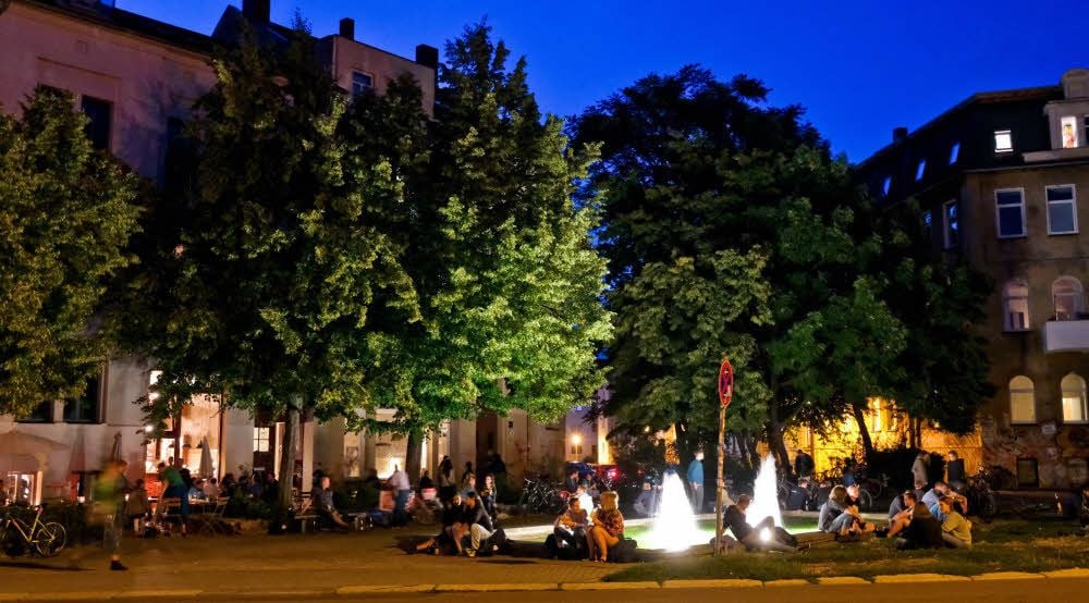 Der August-Bebel-Platz ist abends einer der beliebtesten Treffpunkte für junge Menschen in Halle. Die Anwohner bringt das um den Schlaf.