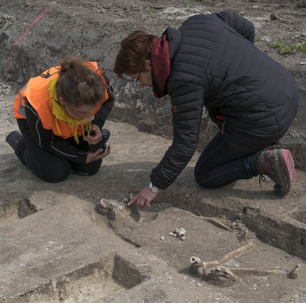 Ulrike Fuhrmann (l.) und Susanne Friederich besprechen die weitere Vorgehensweise an der Bestattung einer Frau, die Muschelschmuck trug und wohl eine wichtige Persönlichkeit war.