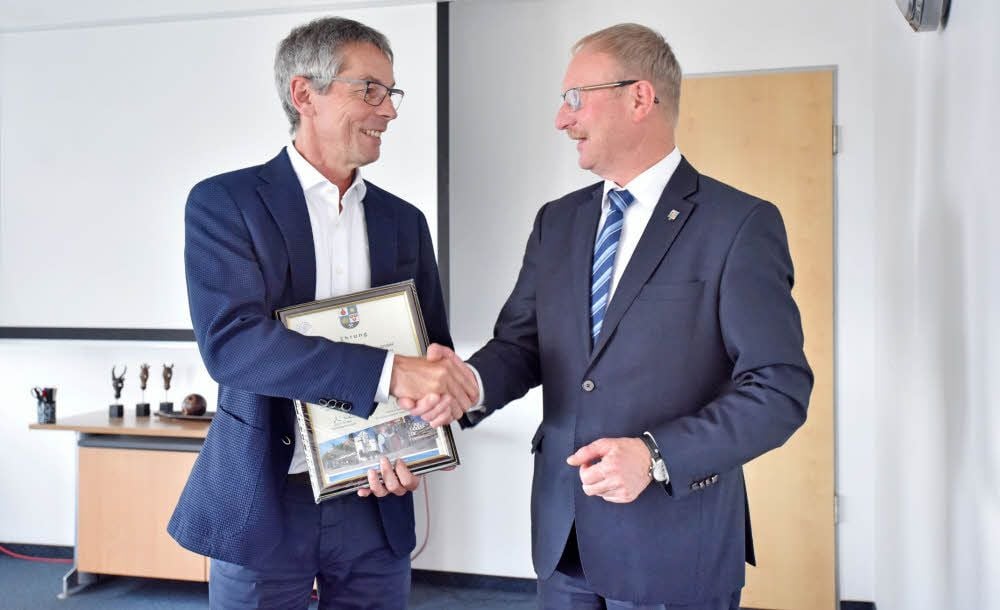 Rainer Gsell erhält eine Urkunde für Soex von OB Armin Schenk.
