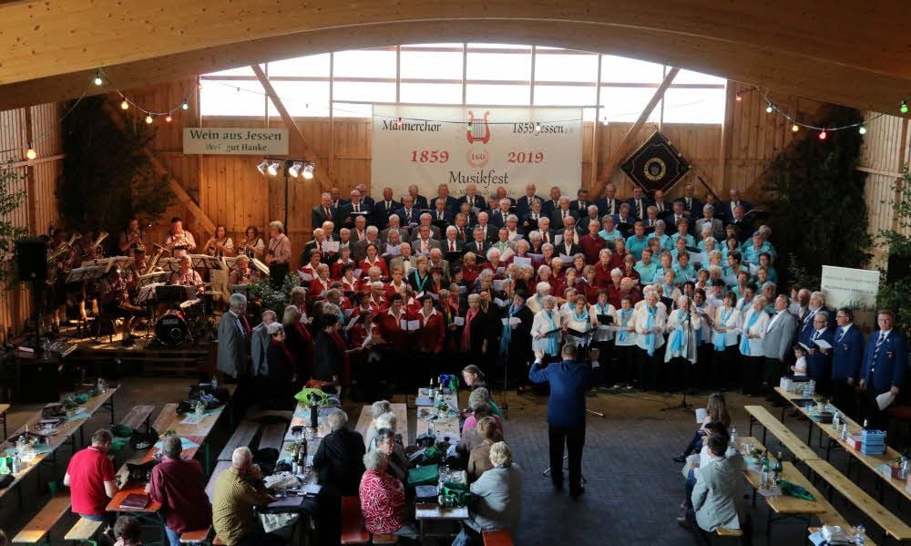 Zum Abschluss des Musikfestes in Jessen aus Anlass von 160 Jahre Männerchor Jessen sangen alle Akteure gemeinsam mit dem Publikum Frühlingslieder. Begleitet wurden sie von den Elbaue-Musikanten, die nach dem Programm die Gäste weiterhin unterhielten.