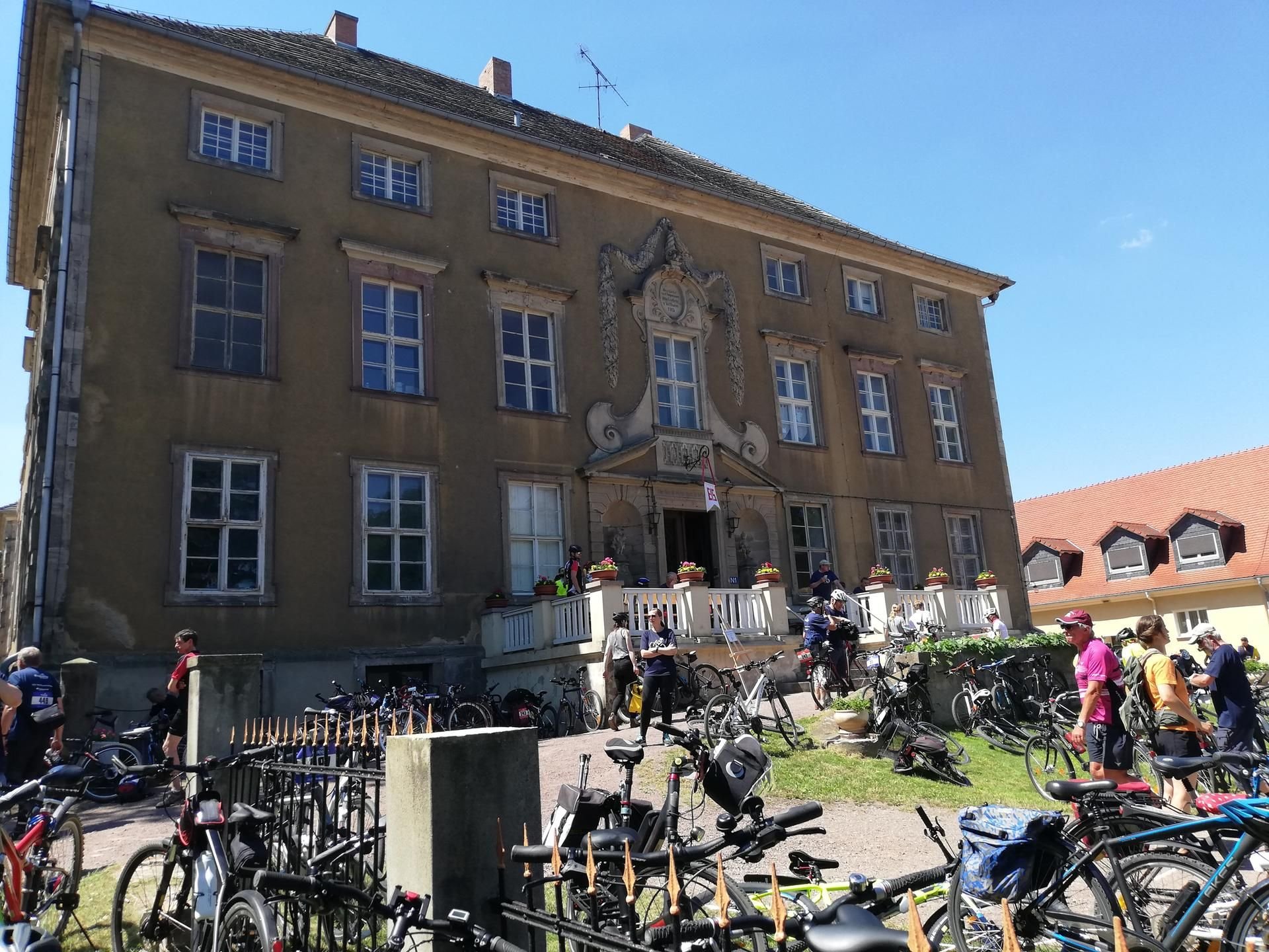 Am Start zur 13. MZ-Radpartie: Fünf verschiedene verschiedene Strecken zur Auswahl. Raststation am Schloss Ostrau.