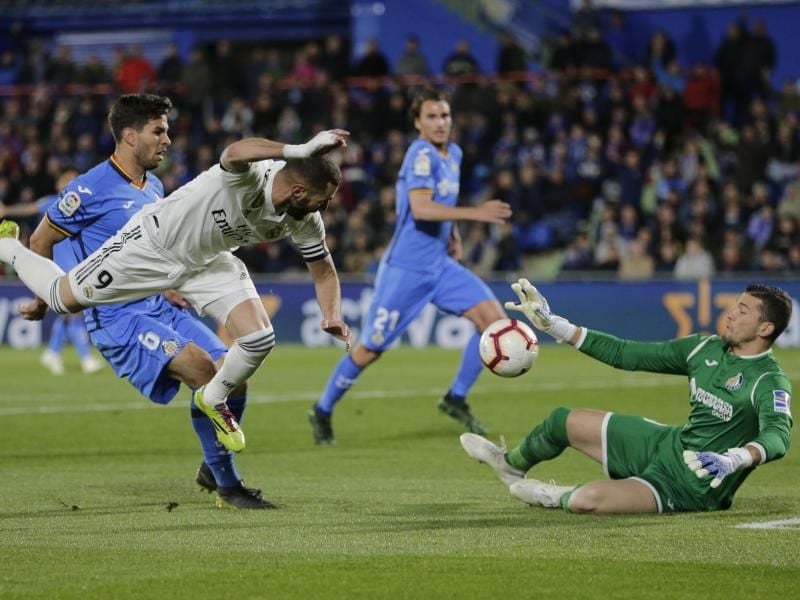 Ladehemmung: Real-Torjäger Karim Benzema (2.v.l.) scheitert an David Soria (r), dem Torhüter von Getafe. Foto: Bernat Armangue/AP/dpa