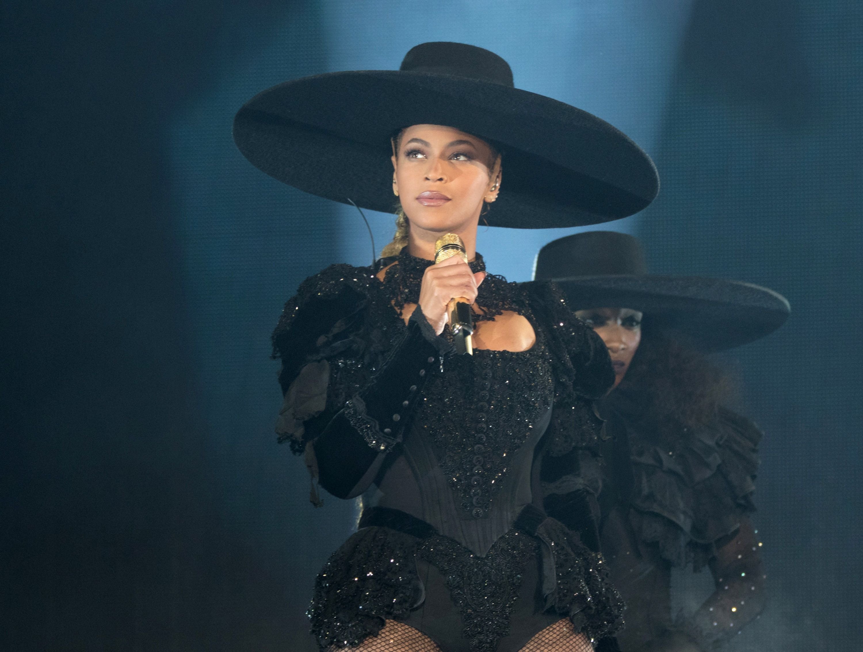 Den großen Hut hatte Beyoncé während des Konzertes abgelegt.
