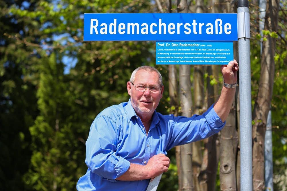 Der Urenkel von Otto Rademacher hat das Zusatzschild in Merseburg finanziert.