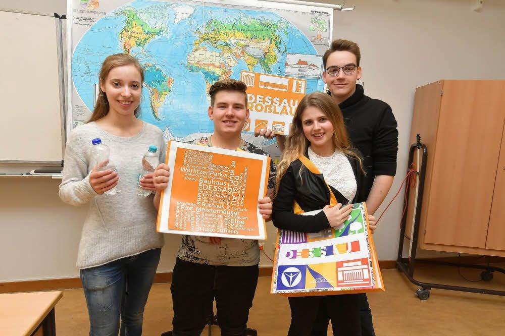 Gesine Stanneverd, Philipp Jacobi, Kim Kamenik und Moritz Gärtner (v.li.) machen aus Plastikflaschen schicke Imagetaschen für Dessau.