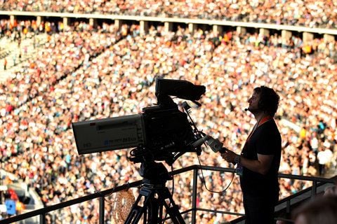 Fernsehkameras im Olympiastadion in Berlin. Die Termine der ersten Hauptrunde stehen fest.