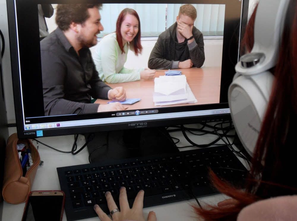 Die Schülerin Sarah aus der Abschlussklasse „MT17A“ schneidet das Schulungsvideo am PC. Das Filmmaterial wurde zuvor selbst gedreht.