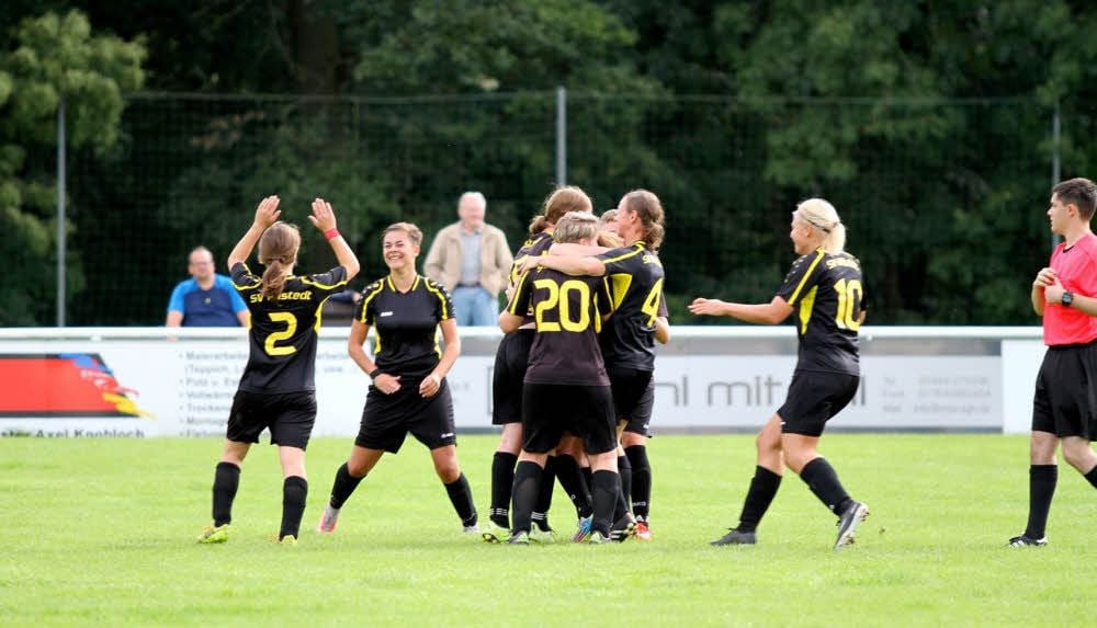 Die Spielerinnen des SV Allstedt bejubeln einen Punktgewinn am Wochenende gegen den amtierenden Landesmeister Besiegdas Magdeburg.