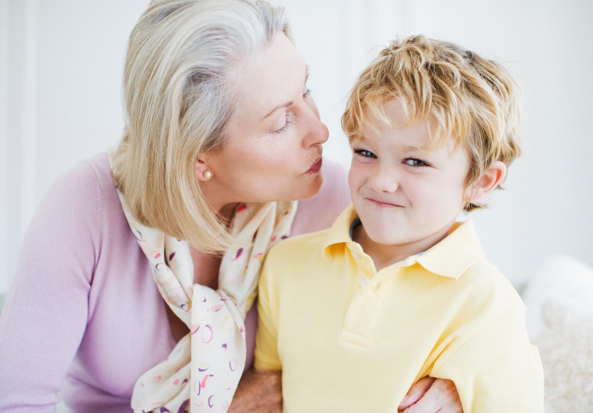 „Gib der Oma mal ein Küsschen“ – ein Kind muss dazu auch „Nein“ sagen dürfen ohne dass es Angst davor hat, unhöflich zu sein.