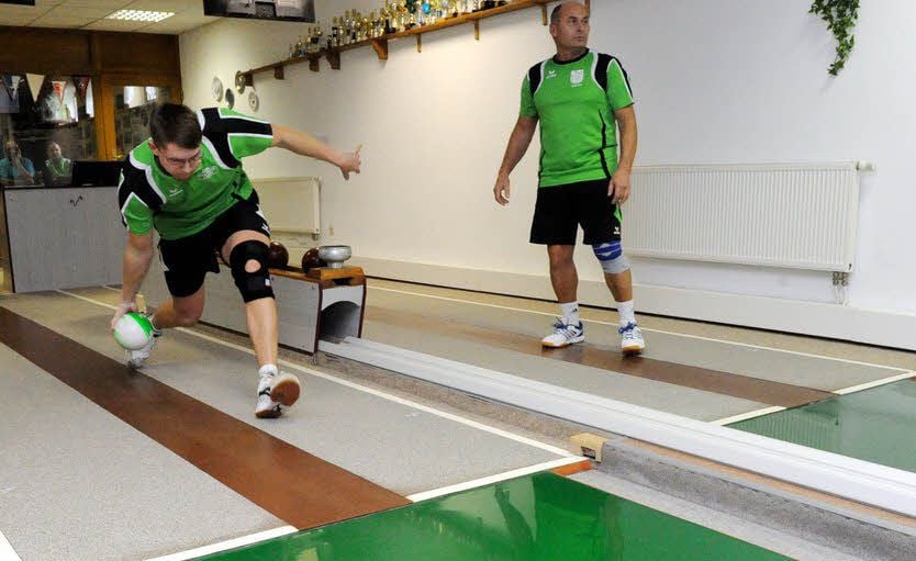 Stedtens Thomas Horn (links) und Aufbaus Bernd Gatzke haben sich auf der Bahn in Helfta duelliert.