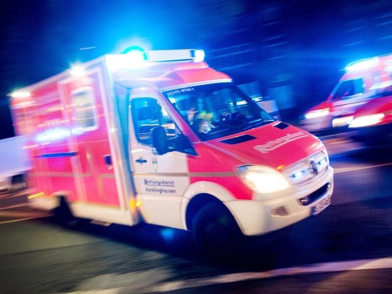 Ein Rettungswagen fährt mit Blaulicht durch eine Straße. Foto: Marcel Kusch/Archiv