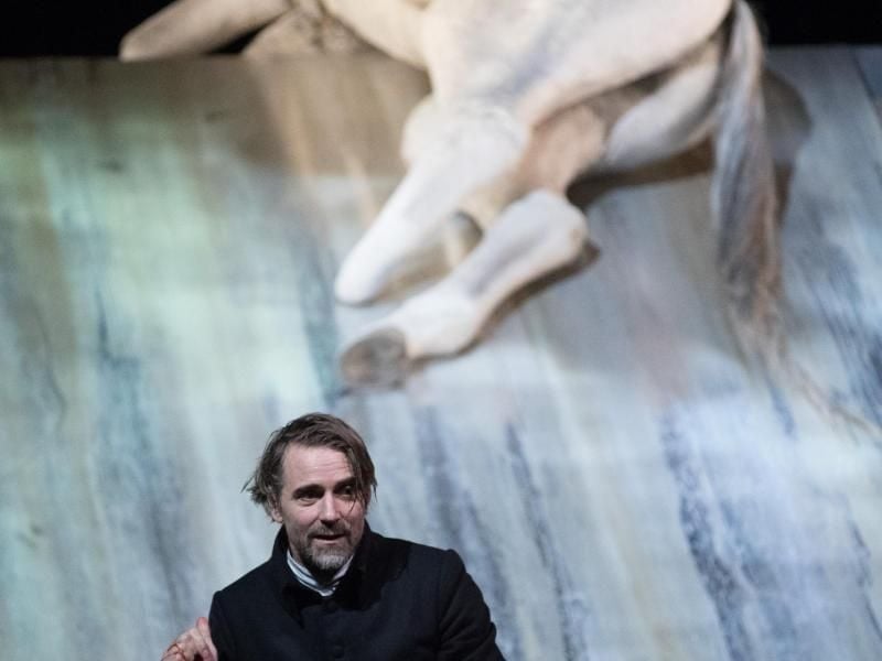 Schauspieler Jens Harzer als Hauke Haien in dem Stück „Der Schimmelreiter”. Foto: Christian Charisius
