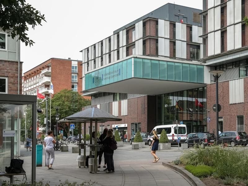 Blick auf den Haupteingang des Universitätsklinikums Hamburg-Eppendorf (UKE). Foto: Markus Scholz/Archiv