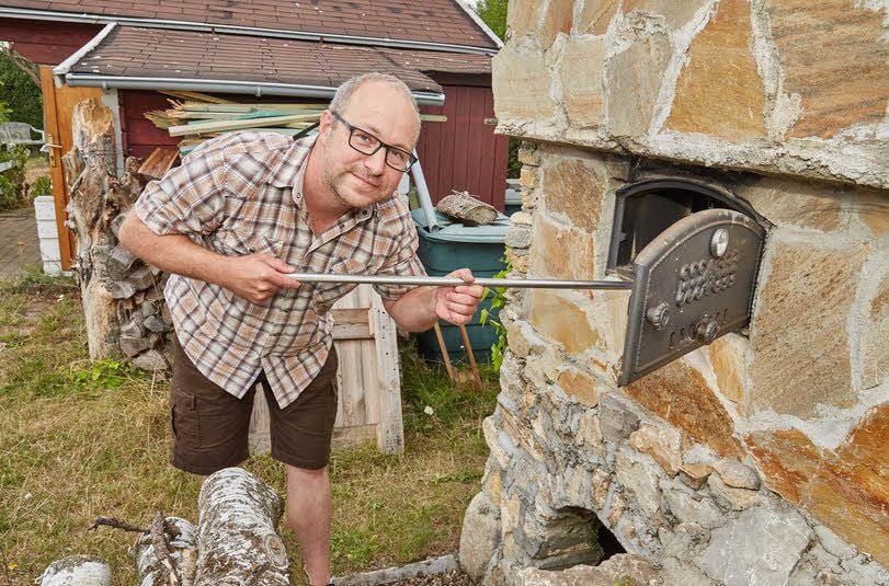 Matthias Bley backt in seinem Ofen Brot und Pizza.