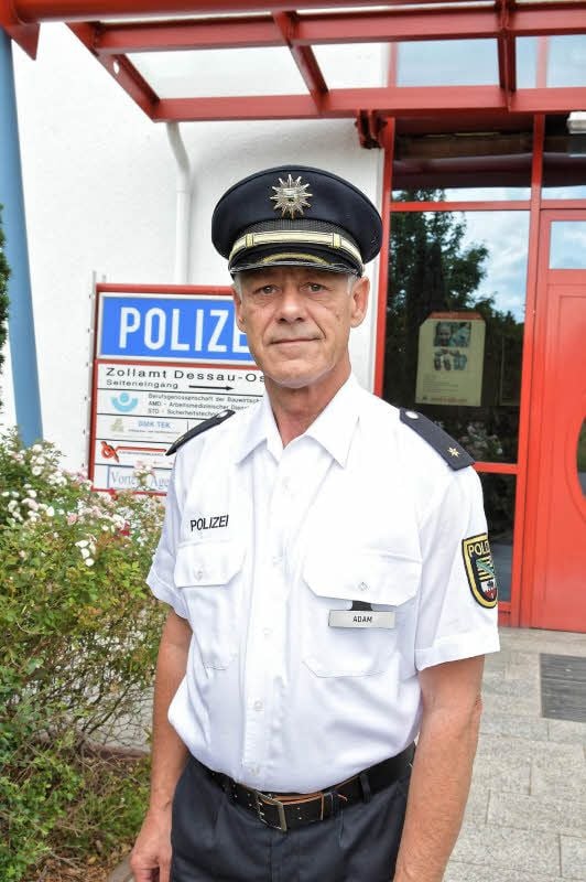 Michael Adam vor dem Dessauer Autobahnrevier an der A9.
