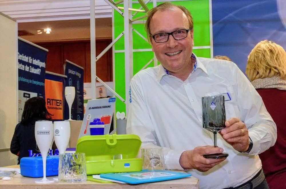 Stefan Hartung von Koziol zeigt Produkte, in denen auch etwas Saalekreis steckt.