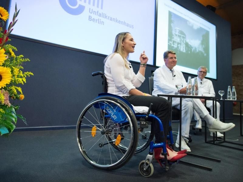 Kristina Vogel gibt eine Pressekonferenz im Unfallkrankenhaus Berlin-Marzahn. Foto: Annegret Hilse