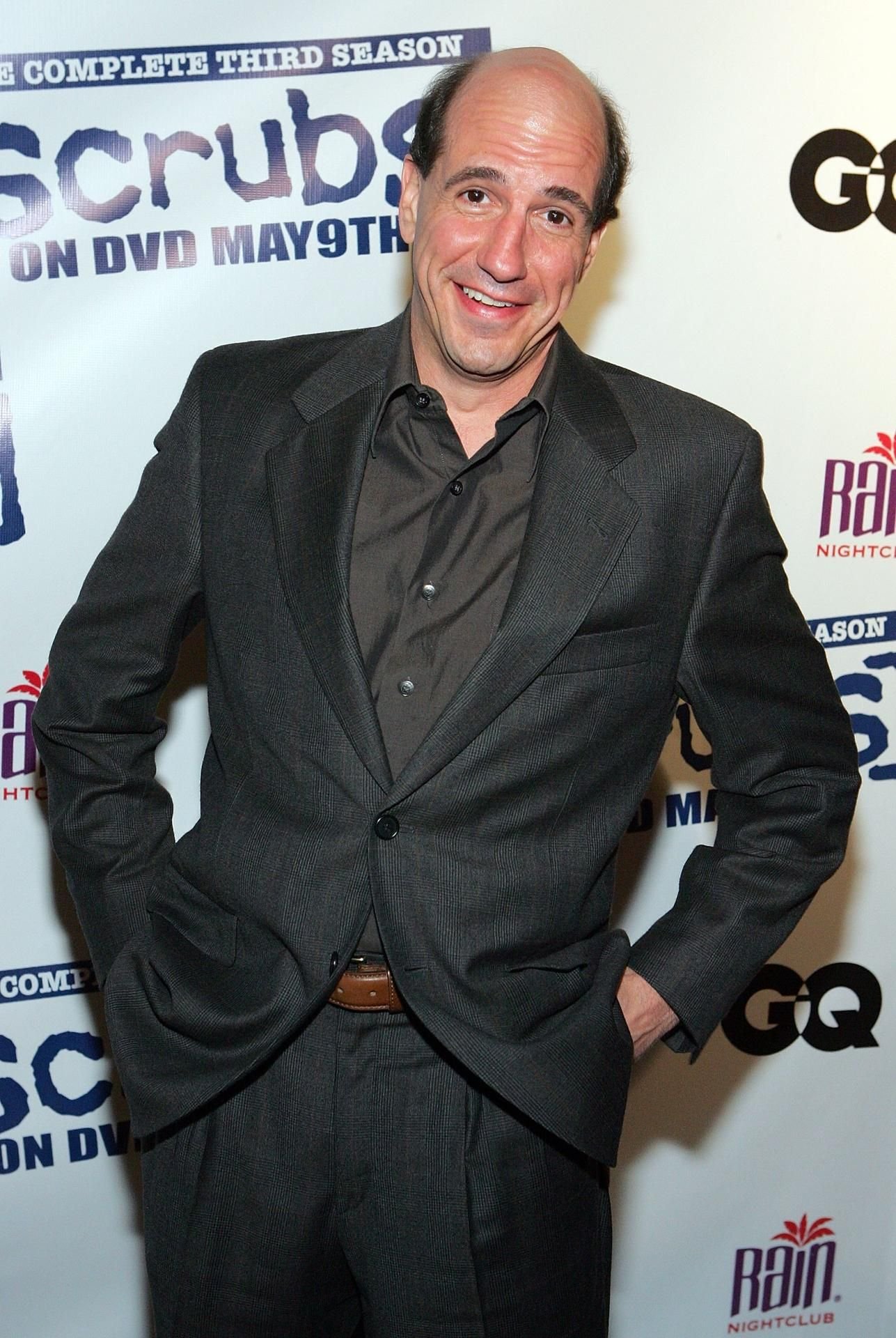 „Scrubs”-Star Sam Lloyd ist tot. Er ist am Freitag (1. Mai) im Alter von 56 Jahren gestorben. 2019 war bei ihm ein inoperabler Gehirntumor entdeckt worden.