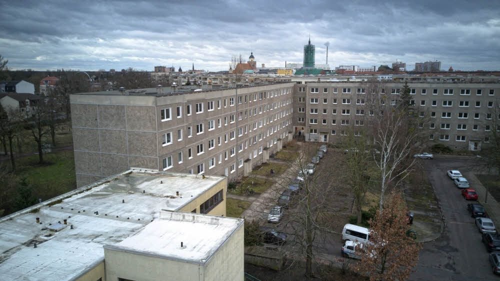 Blick in das Karree: Im Vordergrund steht die Regenbogenschule. Die über Eck stehenden Wohnblöcke sollen abgerissen und damit der Hinterhofcharakter aufgebrochen werden. Geplant ist dann eine lockere Bebauung.