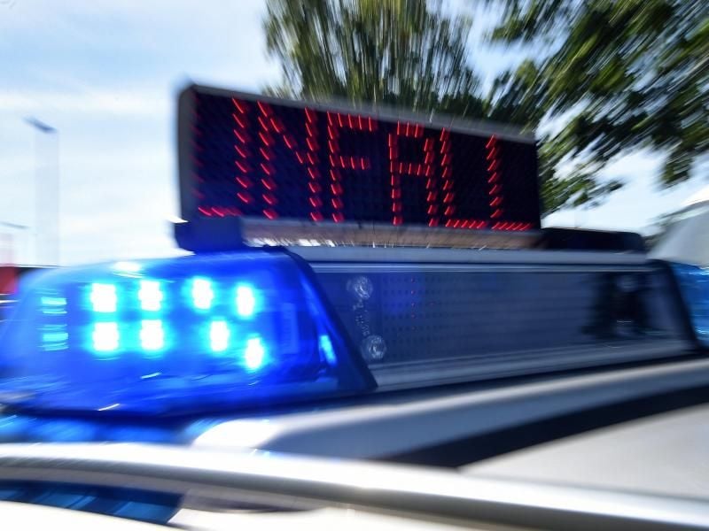 Polizeifahrzeug mit LED-Laufschrift „Unfall”. Foto: Holger Hollemann/Archiv