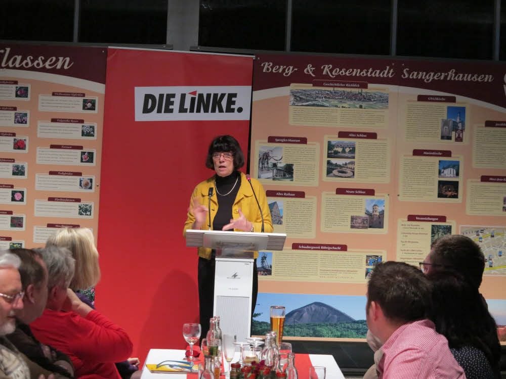 Landrätin Angelika Klein bei ihrer Rede in Sangerhausen.