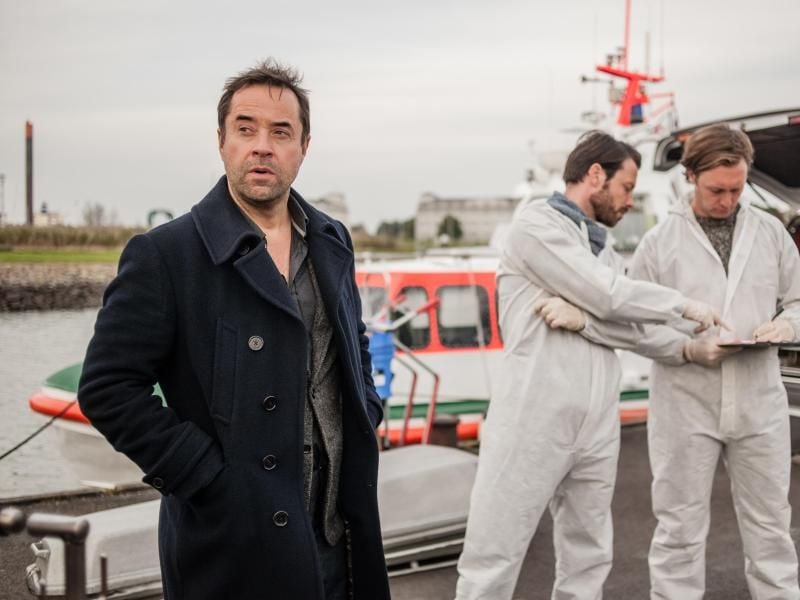 Hauptkommissar Holzer (Jan Josef Liefers, l) nimmt im Hafen von Wilhelmshaven die Ermittlungen auf. Foto: Gordon Timpen