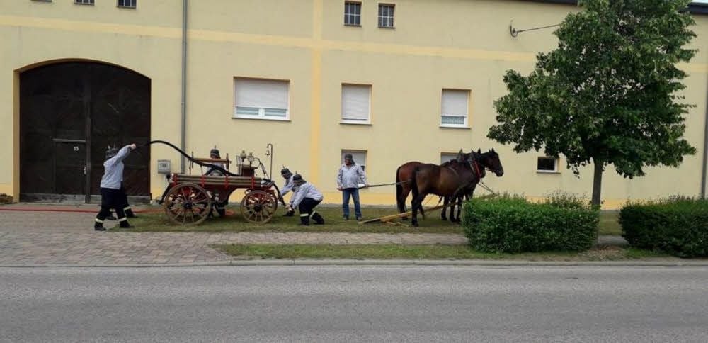 „Feuerwehrkutsche“ mit stilechten Kameraden.