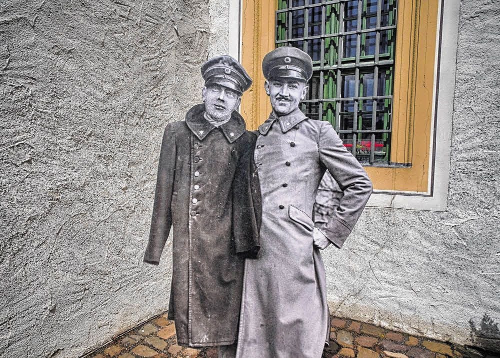 Das Foto aus dem Fluchtmuseum der Wehrmacht zeigt einen Zwilling aus Pappe (l.), der beim Zählappell von einem der gefangenen Offiziere hochgehalten wurde, um einen flüchtigen Kameraden zu decken.