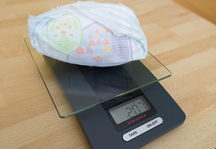 Eine Windel mit dem großen Geschäft bringt über 200 Gramm auf die Waage. Beim Inhalt der Höschen spielen natürlich Alter und das Essen eine Rolle.