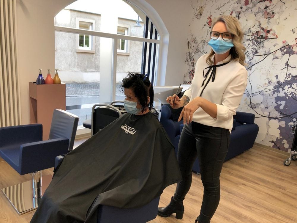 Nancy Trautmann bediente am Dienstag die erste Kundin.