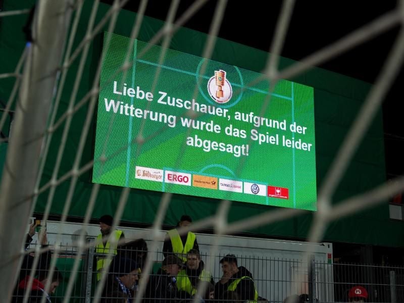 Auf der Anzeigetafel im Frimo Stadion wird die Spielabsage verkündet. Foto: Guido Kirchner