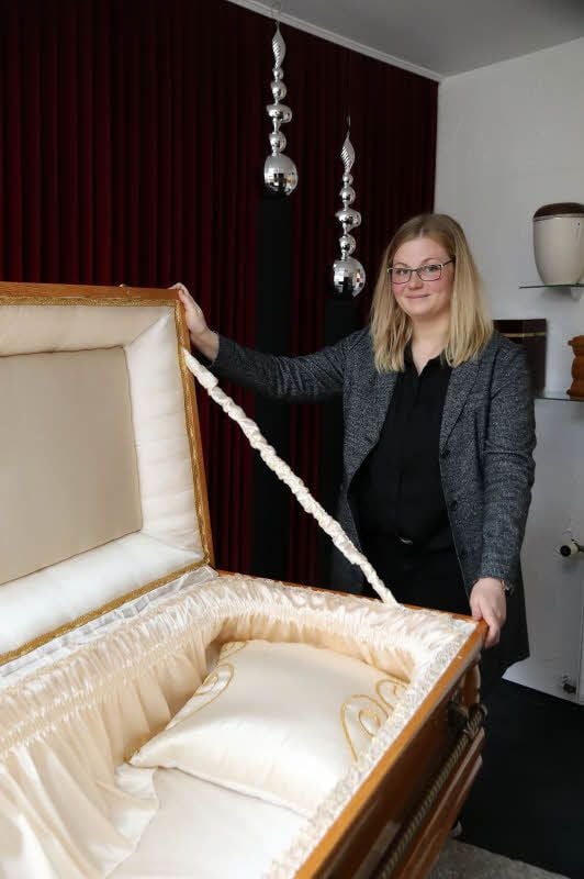 Johanna Richter an einem edlen Sarg.