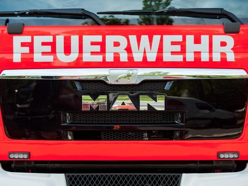Frontansicht eines Löschfahrzeugs der Feuerwehr. Foto: Hauke-Christian Dittrich/dpa/Symbolbild/Archiv