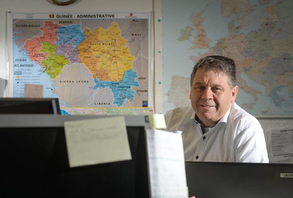 An den Landkarten in seinem Büro kann Rainer Tögel zeigen, in welchen Ländern die Projekte von Agricorp umgesetzt werden.