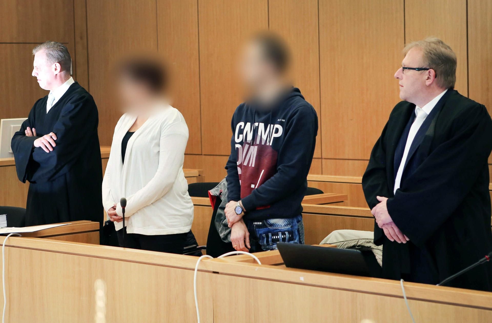 Die angeklagten Eltern mit ihren Verteidigern in Aachen vor Gericht