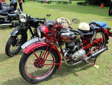 Zwei Ausstellungsstücke bei der Oldtimerschau an der Külsoer Mühle.