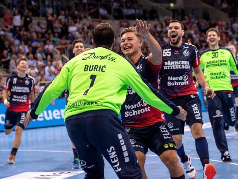 Die Flensburger Spieler jubeln nach dem Sieg im Siebenmeterwerfen. Foto: Marius Becker