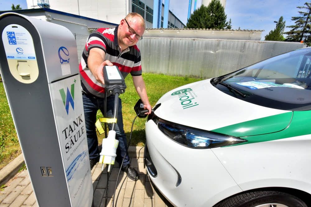 MZ-Reporter Jan Iven schließt das Elektroauto der Stadtwerke Weißenfels an die Ladestation an.